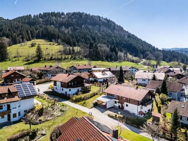 Immobilie in Missen-Wilhams - Blockhaus-Maisonette in Wilhams: exklusiv wohnen mit Alpenblick - Bild 2