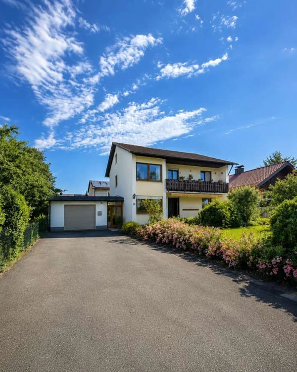Immobilie in Bruckmühl - Zweifamilienhaus mit Ausbaureserve, Potenzial für drei Wohneinheiten in Toplage von Bruckmühl - Bild 0
