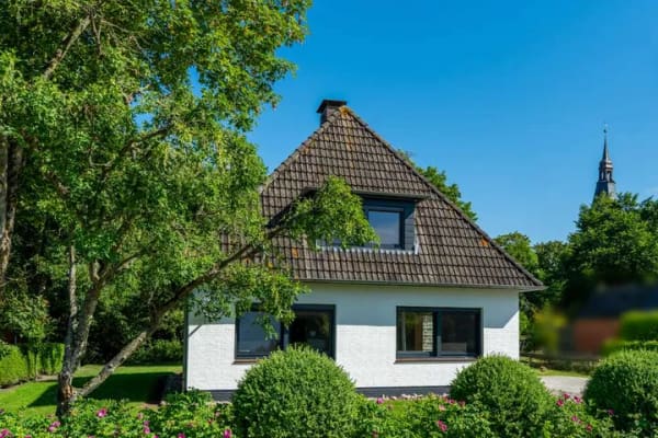 Immobilie in Tetenbüll - Bei St. Peter-Ording: Familienhaus mit Traumgarten in ruhiger Lage - Bild 0