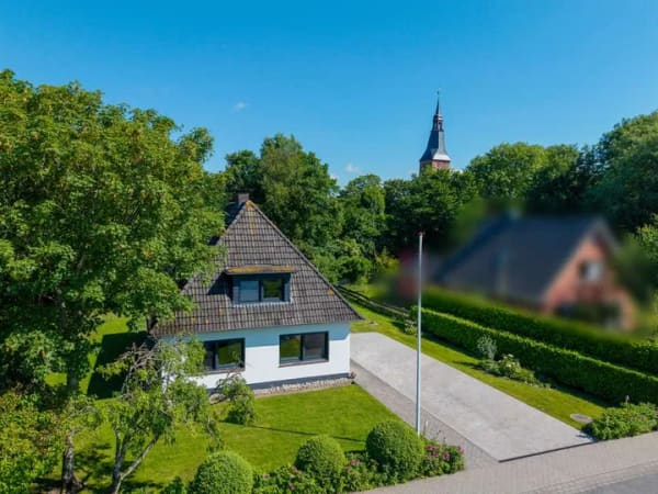Immobilie in Tetenbüll - Bei St. Peter-Ording: Familienhaus mit Traumgarten in ruhiger Lage - Bild 1