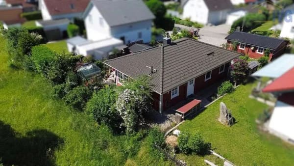 Immobilie in Wolfegg - Für jetzt und für später: Ebenerdiger Bungalow mit liebevoll angelegtem Garten in Wolfegg - Bild 2