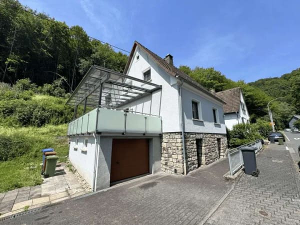 Immobilie in Isenburg - Gepflegtes Einfamilienhaus mit überdachter Terrasse, Garage und Einbauküche - Bild 0