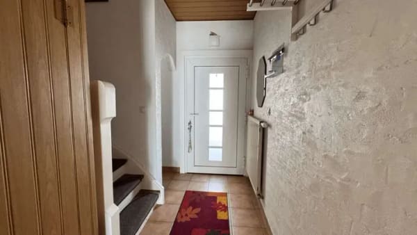 Immobilie in Isenburg - Gepflegtes Einfamilienhaus mit überdachter Terrasse, Garage und Einbauküche - Bild 1