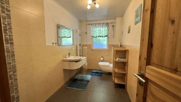 Immobilie in Isenburg - Gepflegtes Einfamilienhaus mit überdachter Terrasse, Garage und Einbauküche - Bild 2