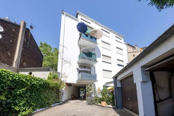 Immobilie in Düren - Gepflegtes 5-Familienhaus mit 2 Garagen und Entwicklungspotenzial - Bild 1