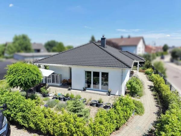 Immobilie in Buchdorf - Moderner ScanHaus-Bungalow mit 160 m² Halle, Wellnessbereich und PV-Anlage in Buchdorf - Bild 0