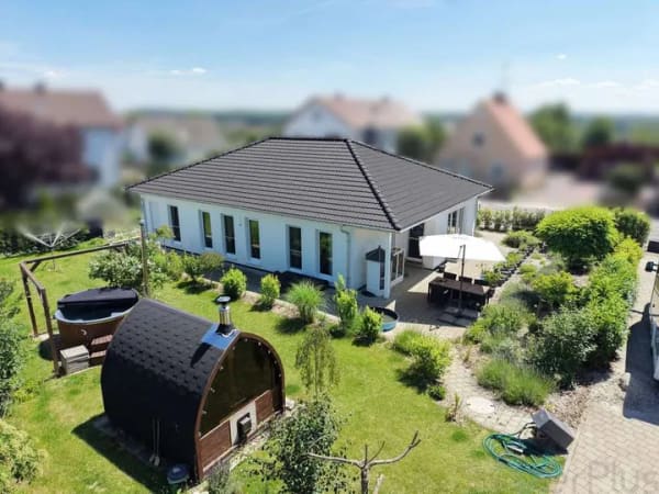Immobilie in Buchdorf - Moderner ScanHaus-Bungalow mit 160 m² Halle, Wellnessbereich und PV-Anlage in Buchdorf - Bild 1
