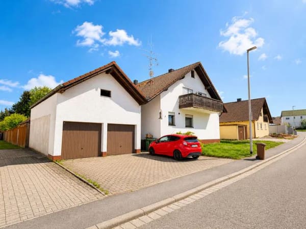 Immobilie in Frensdorf - Attraktives Einfamilienhaus mit Einliegerwohnung und großem Gartengrundstück - Bild 0