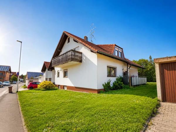 Immobilie in Frensdorf - Attraktives Einfamilienhaus mit Einliegerwohnung und großem Gartengrundstück - Bild 1
