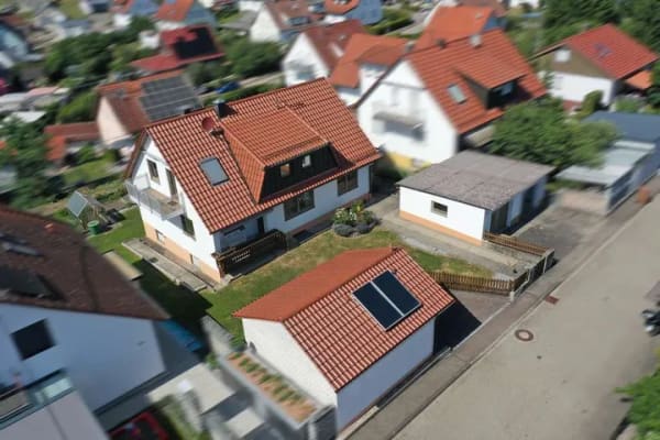 Immobilie in Syrgenstein - Traumhaftes Ein- bzw. Zweifamilienhaus in Syrgenstein! Ein Familiendomizil mit 3 Garagen ! - Bild 2
