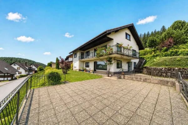 Immobilie in Gütenbach - Großes und sehr gepflegtes Zweifamilienhaus in guter sonniger Lage in Gütenbach - Bild 1