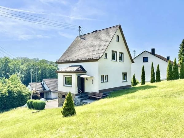 Immobilie in Steinebach/Sieg - **Charmantes Einfamilienhaus mit Potenzial in Steinebach Sieg** - Bild 1