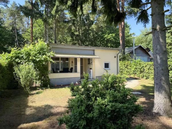 Immobilie in Lindow (Mark) - Traumhafte Hanglage mit Seeblick moderner Bungalow mit Gästehaus und Sportboot - Bild 0
