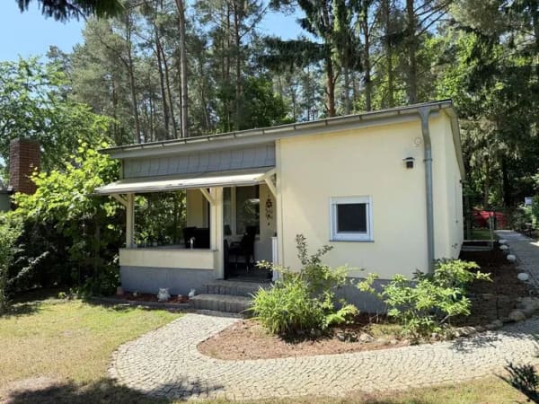 Immobilie in Lindow (Mark) - Traumhafte Hanglage mit Seeblick moderner Bungalow mit Gästehaus und Sportboot - Bild 1