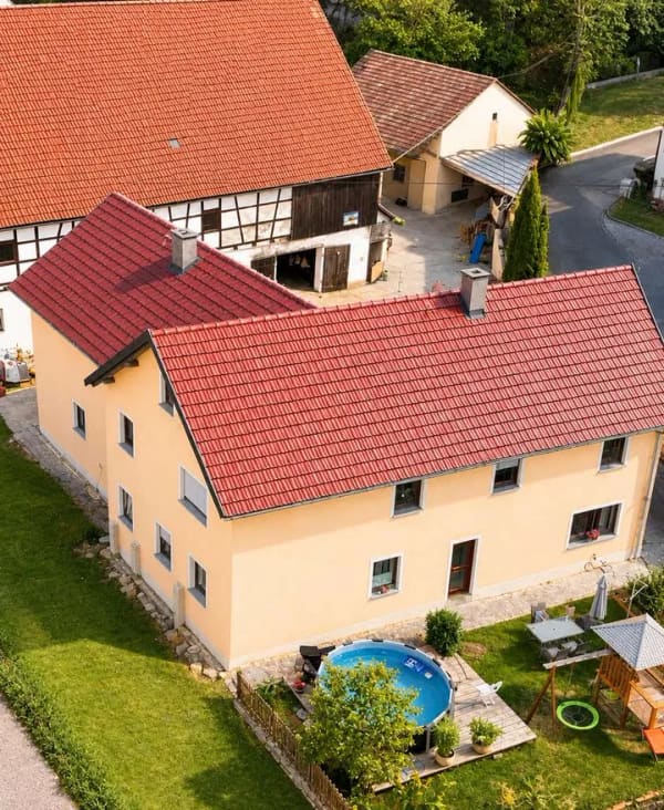Immobilie in Königsfeld - Außergewöhnliches Wohnhaus mit Scheune, Stallgebäude und vielfältigen Nutzungsmöglichkeiten - Bild 0