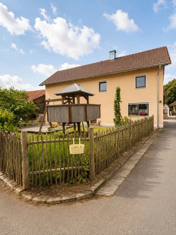 Immobilie in Königsfeld - Außergewöhnliches Wohnhaus mit Scheune, Stallgebäude und vielfältigen Nutzungsmöglichkeiten - Bild 1