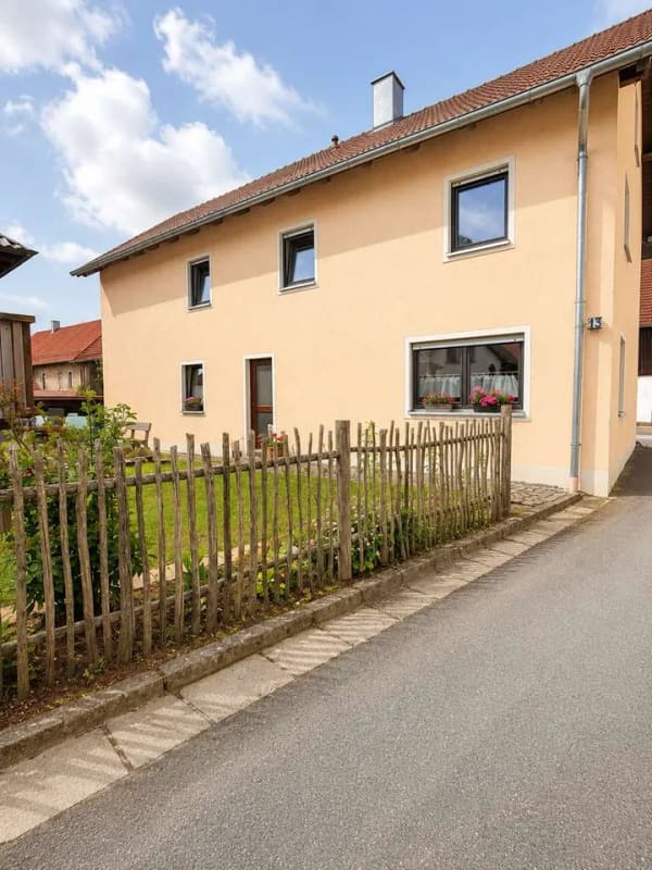 Immobilie in Königsfeld - Außergewöhnliches Wohnhaus mit Scheune, Stallgebäude und vielfältigen Nutzungsmöglichkeiten - Bild 2