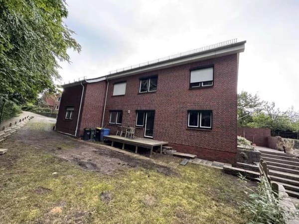Immobilie in Burg (Dithmarschen) - Zwei Wohnungen, viele Möglichkeiten – Ein Haus mit Herz in ruhiger Wohnlage - Bild 0