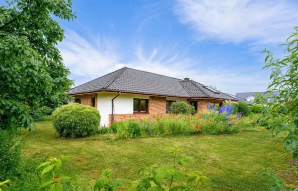 Immobilie in Dötlingen - Großzügiger Bungalow mit Doppelgarage und traumhaftem Garten auf einer Ebene - Bild 0