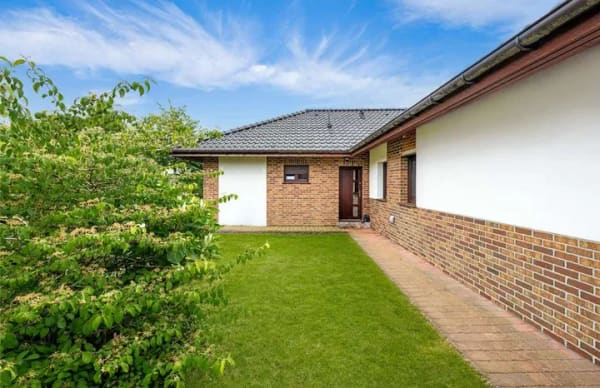 Immobilie in Dötlingen - Großzügiger Bungalow mit Doppelgarage und traumhaftem Garten auf einer Ebene - Bild 1