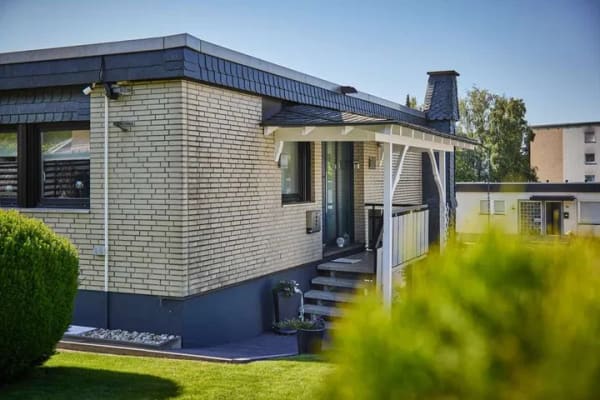 Immobilie in Meschede - Modernisierter Bungalow mit Einliegerwohnung und traumhaftem Garten - Bild 1