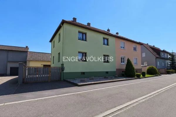 Immobilie in Ubstadt-Weiher - Über 700 m² Freiheit – Doppelhaus mit großem Garten, Scheune und viel Potenzial - Bild 0