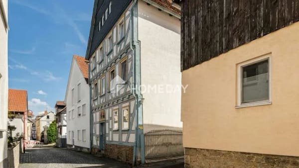 Immobilie in Butzbach - Historisches Fachwerk-Ensemble mit stabiler Rendite und Hinterhof im Herzen von Butzbach - Bild 1