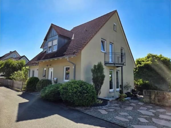 Immobilie in Theres - Charmante Doppelhaushälfte mit Garage und Garten in beliebter & ruhiger Siedlungslage von Unterther - Bild 0