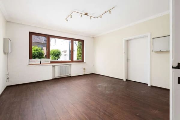 Immobilie in Delmenhorst - Charaktervolles Mehrparteienhaus mit Modernisierungspotenzial in zentraler Stadtlage von Delmenhorst - Bild 1