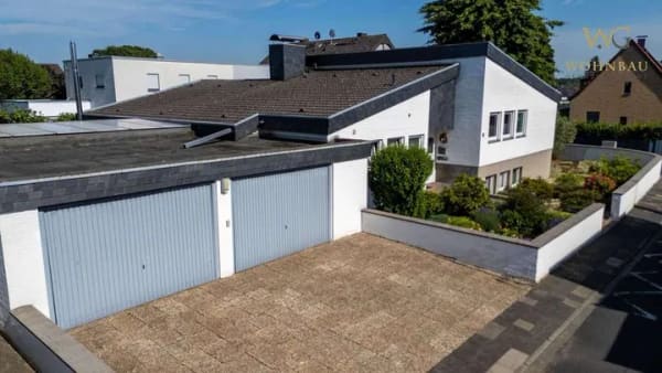 Immobilie in Jüchen - WOHNBAU: Großer Bungalow mit 283 qm in gutem Zustand und Einliegerbereich mit eigenem Eingang - Bild 2