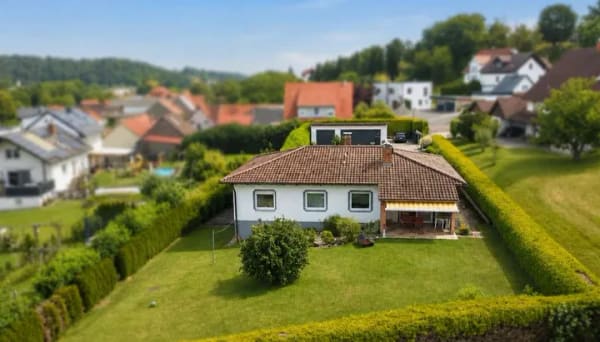 Immobilie in Oberaurach - Bungalow mit großzügigem Grundstück und traumhaftem Blick - Bild 1