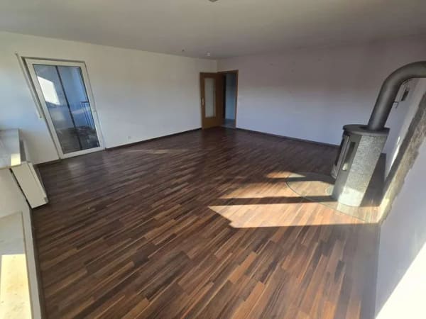 Immobilie in Gechingen - Helle 3-Zimmer-Wohnung mit Terrasse, Loggia und Schwedenofen in Gechingen - Bild 1