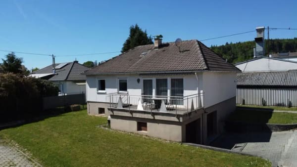 Immobilie in Maulburg - GEPFLEGTER BUNGALOW MIT ZWEI GARAGEN, SONNIGER TERRASSE UND VIELSEITIGEM GESTALTUNGSPOTENZIAL IN MAULBURG - Bild 0