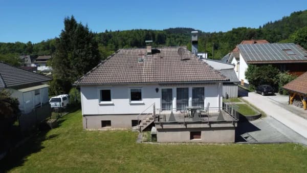 Immobilie in Maulburg - GEPFLEGTER BUNGALOW MIT ZWEI GARAGEN, SONNIGER TERRASSE UND VIELSEITIGEM GESTALTUNGSPOTENZIAL IN MAULBURG - Bild 1