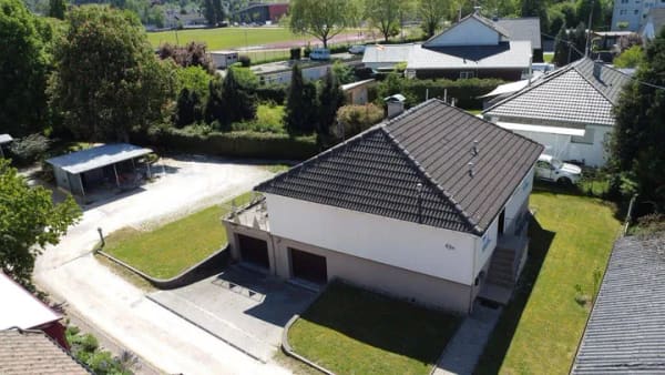 Immobilie in Maulburg - GEPFLEGTER BUNGALOW MIT ZWEI GARAGEN, SONNIGER TERRASSE UND VIELSEITIGEM GESTALTUNGSPOTENZIAL IN MAULBURG - Bild 4