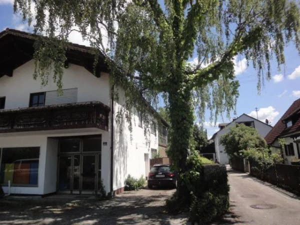 Immobilie in Vaterstetten - Großes Wohn- und Geschäftshaus im Herzen von Parsdorf mit großem Lagerraum im Untergeschoss. - Bild 0