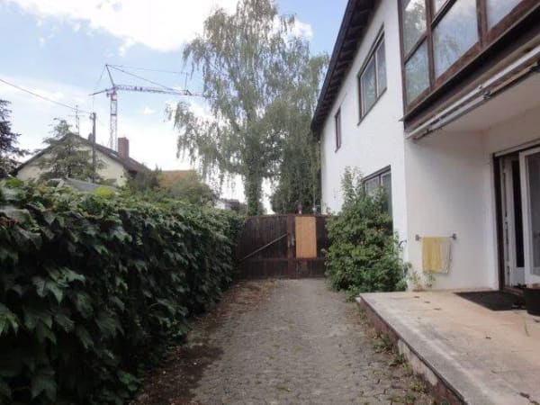 Immobilie in Vaterstetten - Großes Wohn- und Geschäftshaus im Herzen von Parsdorf mit großem Lagerraum im Untergeschoss. - Bild 4