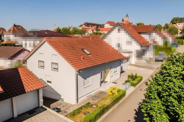 Immobilie in Altshausen - Wohnen im Herzen von Altshausen - Gepflegtes Zweifamilienhaus mit Garten & Doppelgarage - Bild 0