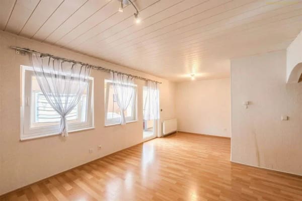 Immobilie in Altshausen - Wohnen im Herzen von Altshausen - Gepflegtes Zweifamilienhaus mit Garten & Doppelgarage - Bild 1