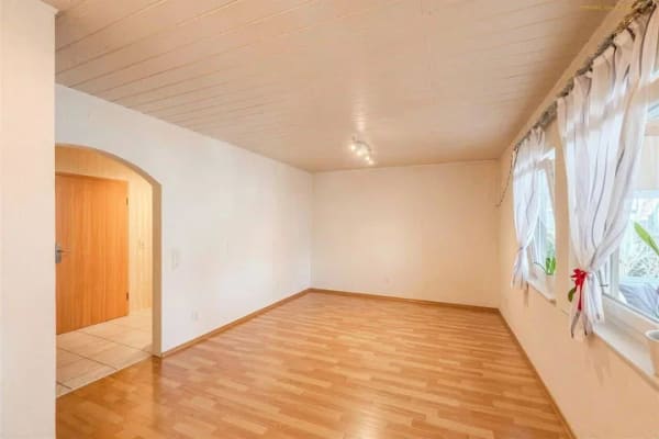 Immobilie in Altshausen - Wohnen im Herzen von Altshausen - Gepflegtes Zweifamilienhaus mit Garten & Doppelgarage - Bild 3