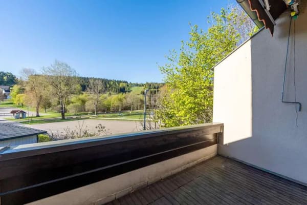 Immobilie in Herrischried - Bezugsfertig & gepflegt: Moderne Maisonette inkl. Carport und Möblierung - Bild 2