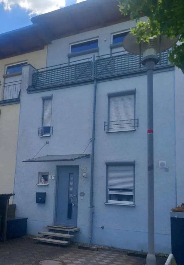 Immobilie in Hilpoltstein - Niedrigenergiehaus: Gepfl. RMH mit Pultdach, Wfl. 128,45 m, 5 Zimmer, 3 Etagen, mit Dachterrasse, nahe des Rothsee, mit guter Infrastruktur. - Bild 0