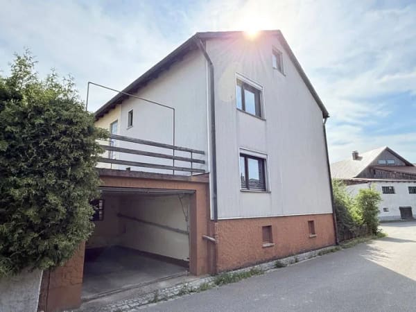 Immobilie in Grafenwöhr - Entdecken Sie Ihr neues Zuhause: Gepflegtes Wohnhaus mit Garage und Nebengebäude zu verkaufen  - Bild 1