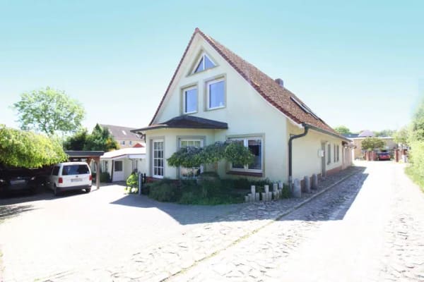 Immobilie in Garz/Rügen - Einziehen und entspannen: Einfamilienhaus mit Ferienwohnung, Gewerbefläche und gepflegtem Garten - Bild 0