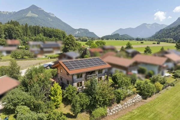 Immobilie in Schleching - Alpines Wohngefühl in Schleching: Chiemgauer Holzhaus mit KfW-40 & Bergblick - Bild 0