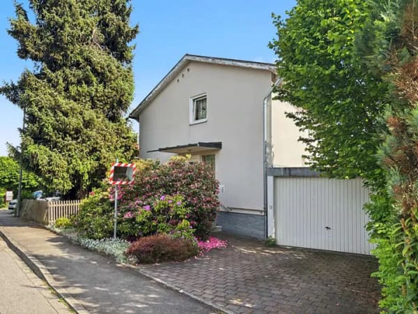 Immobilie in Stephanskirchen - Sale- u. Lease-Back - Gepflegtes Zweifamilienhaus in attraktiver Lage von Stephanskirchen-Schloßberg - Bild 1