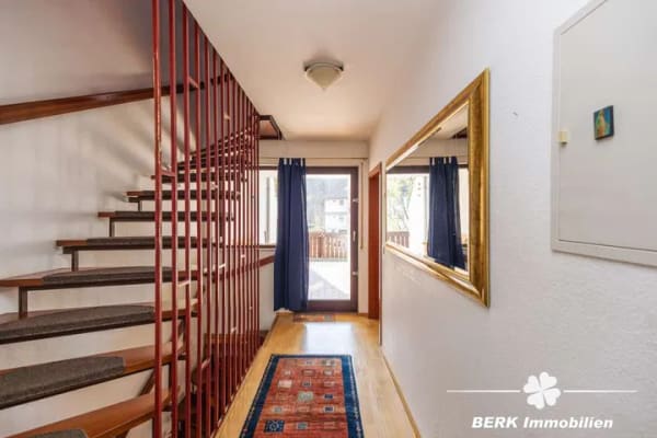 Immobilie in Stockstadt am Main - BERK Immobilien - Vier Etagen voller Möglichkeiten – Großzügig Leben in ruhiger Waldrandlage - Bild 1