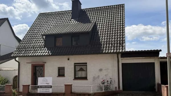 Immobilie in Rodalben - Charmantes Zweifamilienhaus mit großem Grundstück und Entwicklungspotenzial in Rodalben - Bild 1