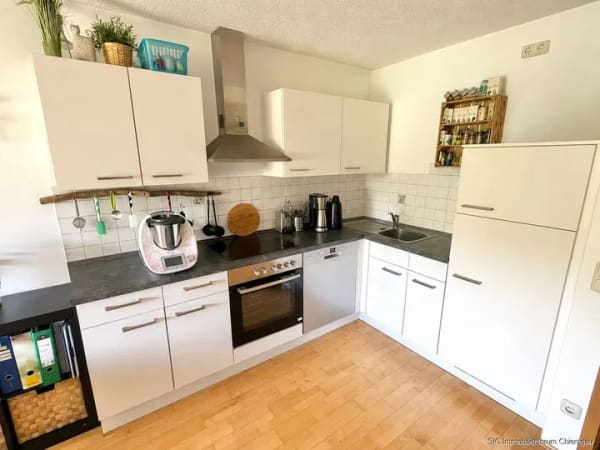 Immobilie in Surberg - 2-Zimmer-EG-Wohnung bei Traunstein - Blick ins Grüne, ruhige Lage, Südterrasse und TG-Stellplatz! - Bild 1