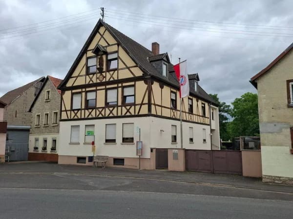 Immobilie in Karlstadt - Einfamilienhaus mit drei Garagen und Garten - Bild 0